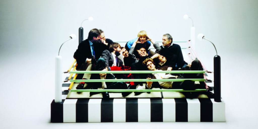 Membres du mouvement Memphis. Ettore Sottsass est assis en haut à droite.