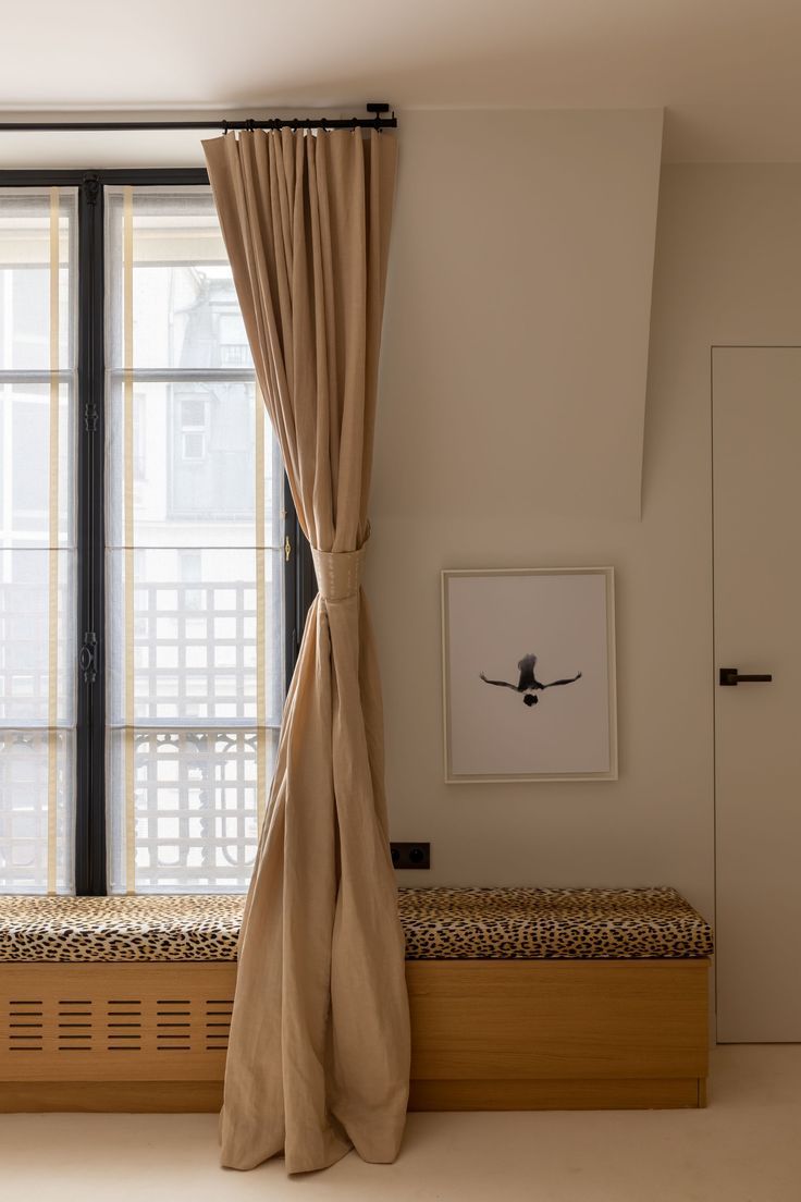 Sous la fenêtre : le coin lecture baigné de lumière