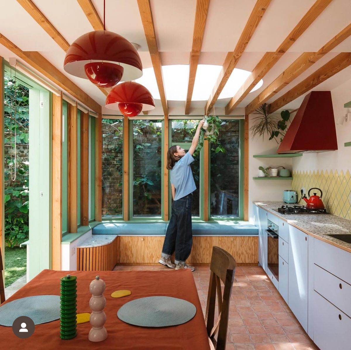 Sous la fenêtre : le coin lecture baigné de lumière