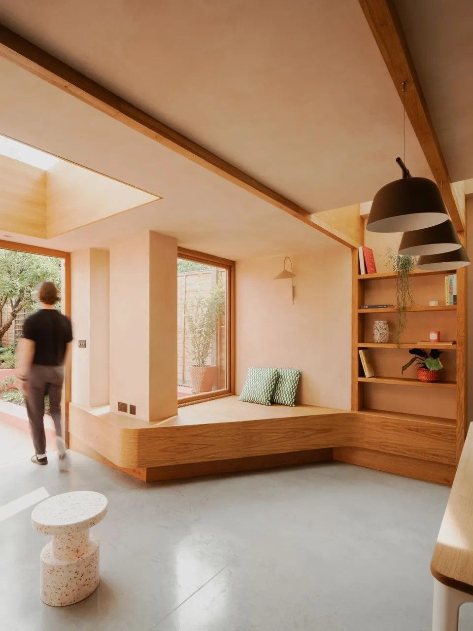 Sous la fenêtre : le coin lecture baigné de lumière