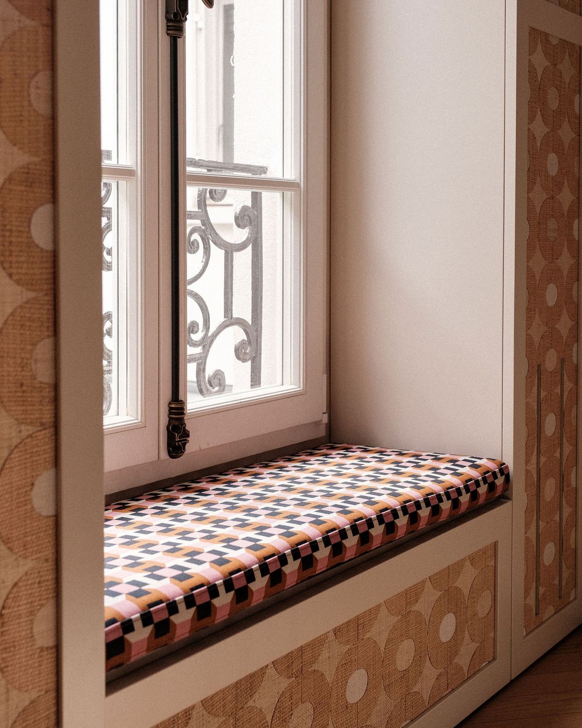 Sous la fenêtre : le coin lecture baigné de lumière