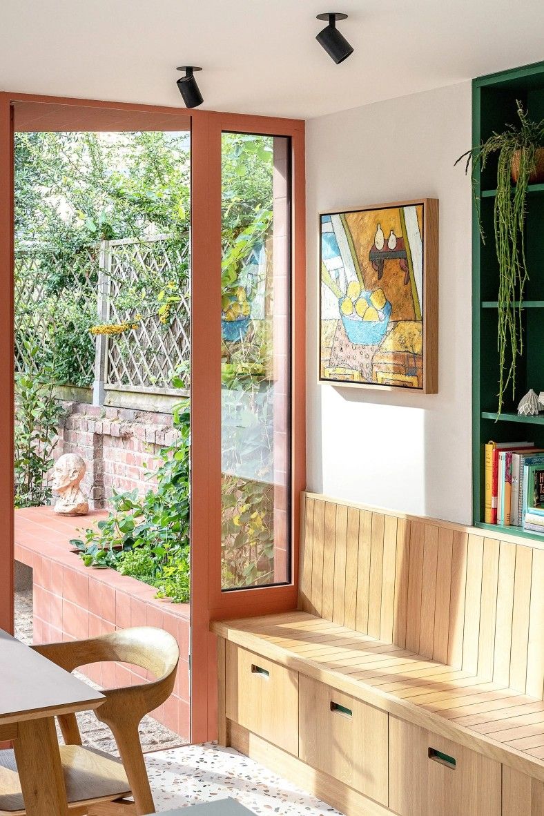 Sous la fenêtre : le coin lecture baigné de lumière