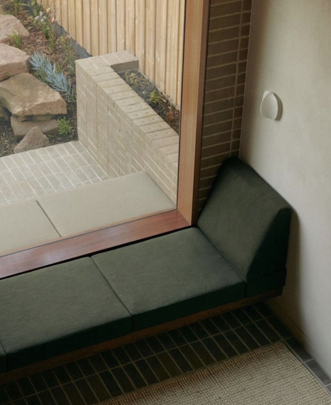 Sous la fenêtre : le coin lecture baigné de lumière