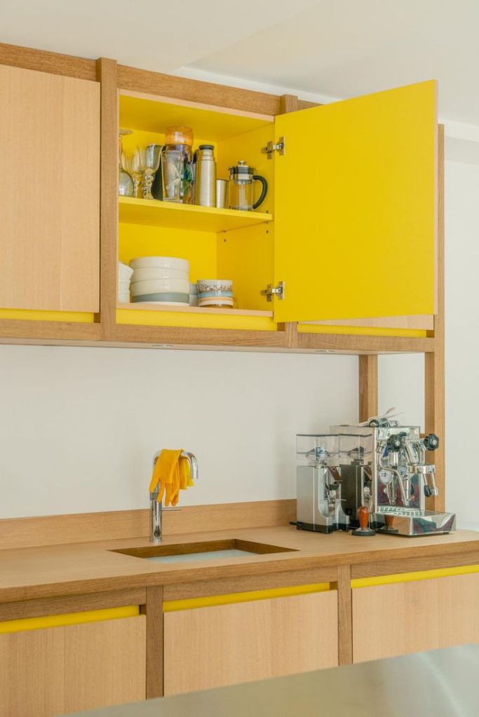 JAUNE - Dynamisme et lumière dans un intérieur