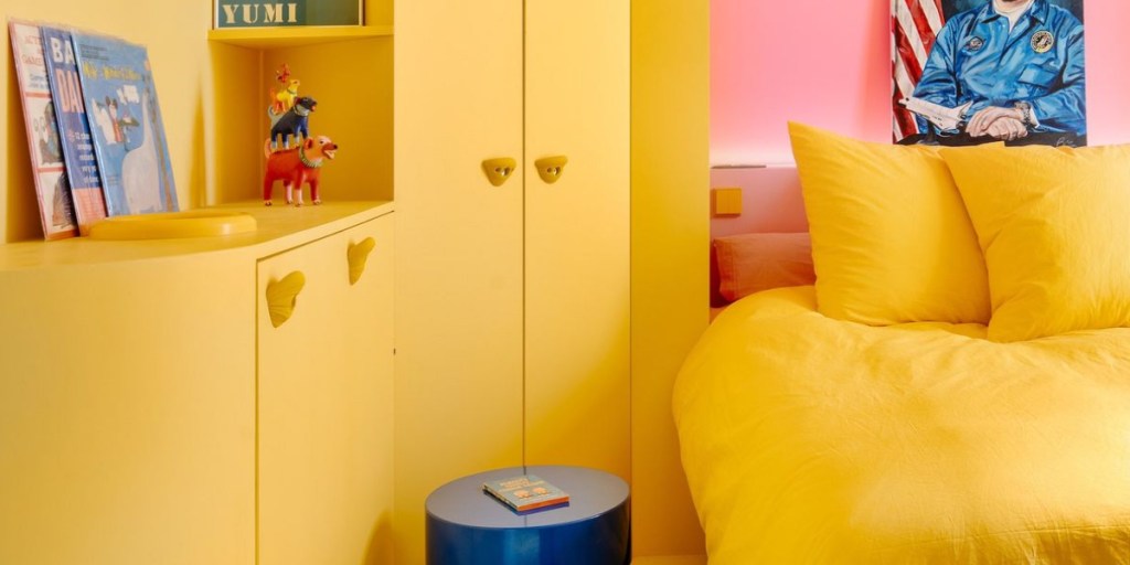 
JAUNE - Dynamisme et lumière dans un intérieur