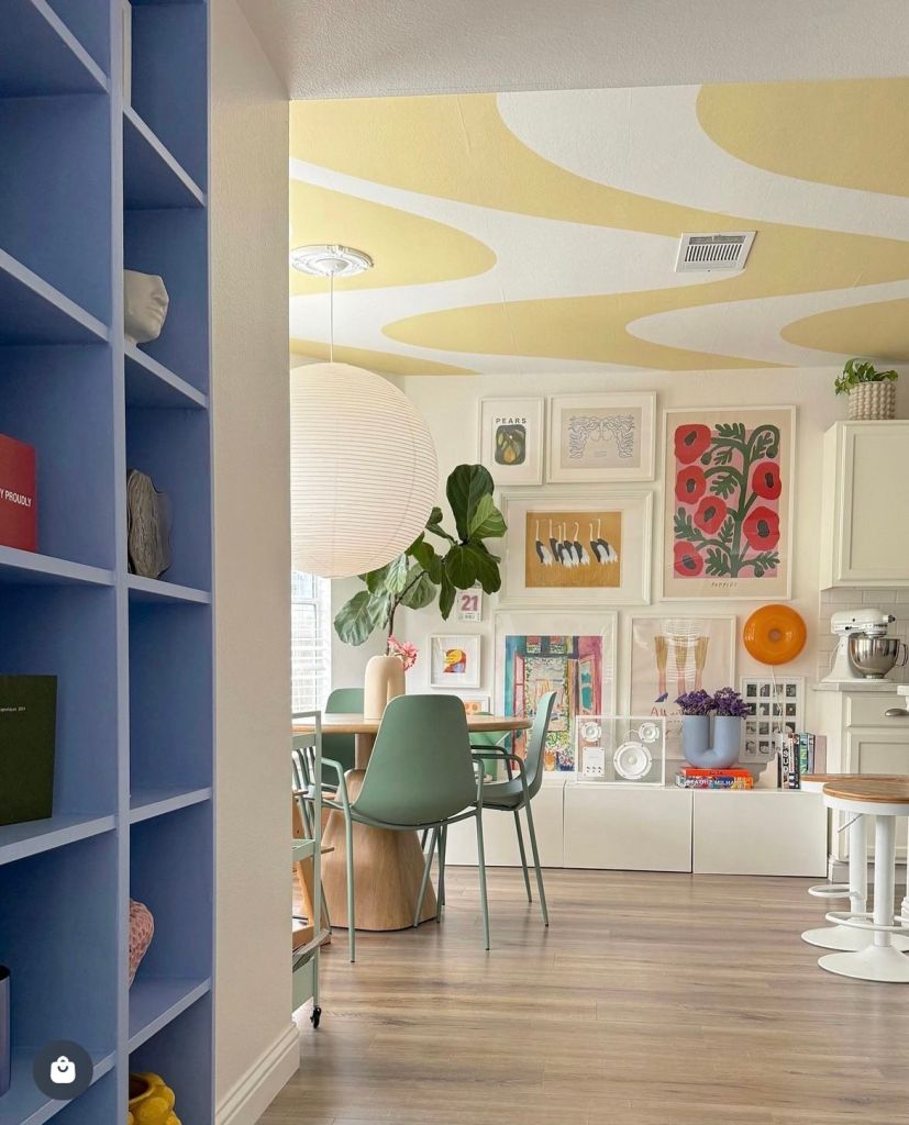 Papiers peints au plafond : panoramiques, motifs et textures nobles