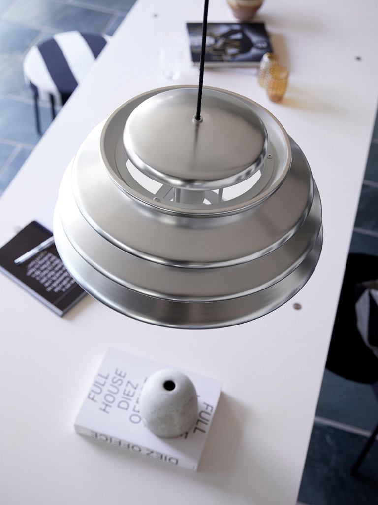 Verre, métal, textile : trois lectures différentes