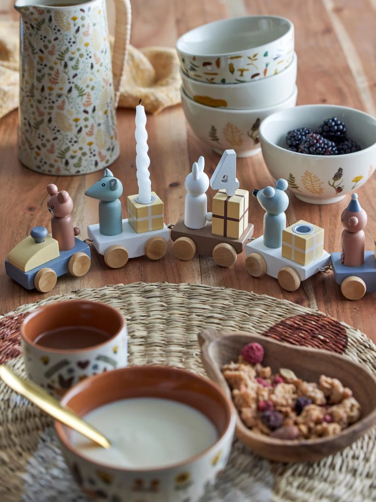 Matières naturelles et sensorielles pour une chambre d’enfant rétro