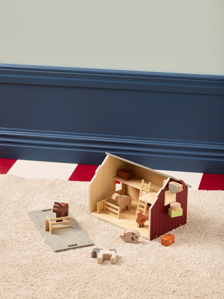 Matières naturelles et sensorielles pour une chambre d’enfant rétro