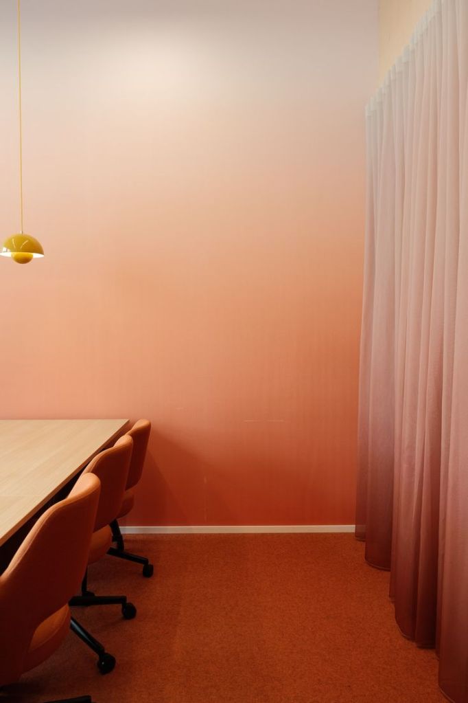 Observez l’ambiance de la pièce