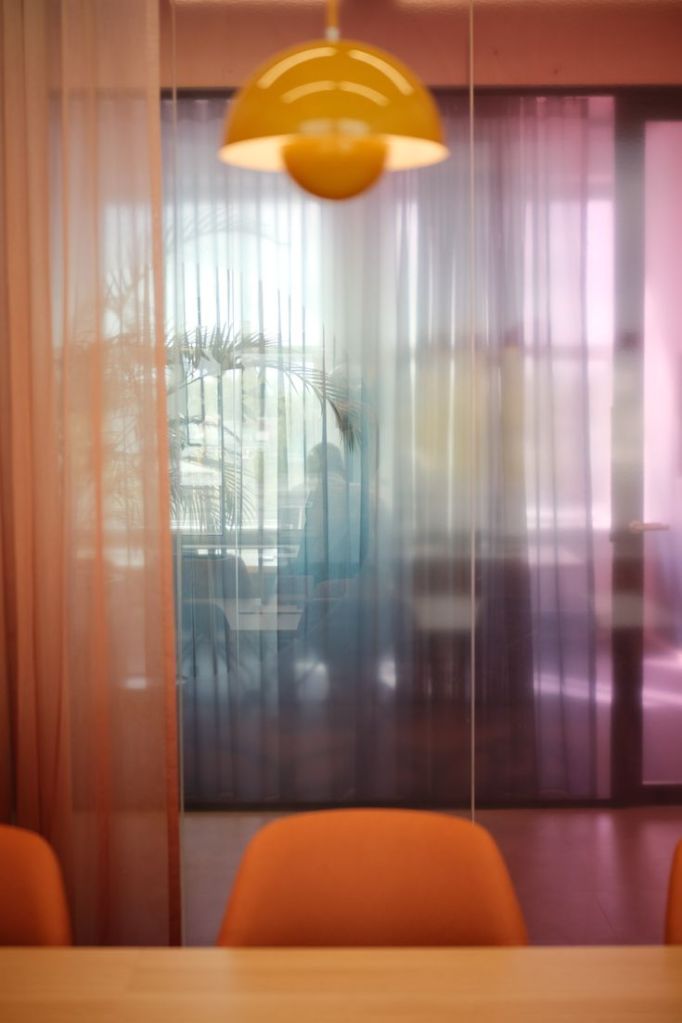 Observez l’ambiance de la pièce